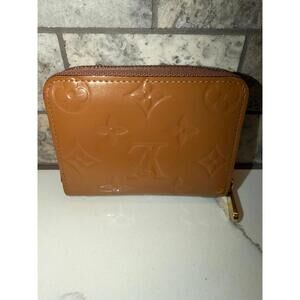 1770. Authentic Louis Vuitton Zippy Compact Wallet